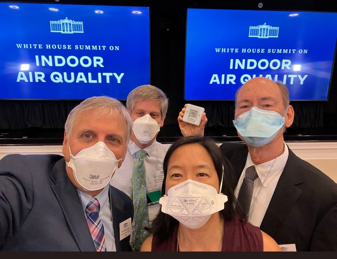 SourceControl21's tweet image. De préférance la vaccination se fait en lieu bien aéré, avec des taux de CO2 sous 500 ppm, appliqué par des  personnes portant des masques FPP3 en plus de mesures d&apos;hygiene basiques.

😷
Indoor #AirQuality : aranet4 KN95 
Dustin Poppendieck
Don Milton 
Richard Corsi 
Linsey Marr