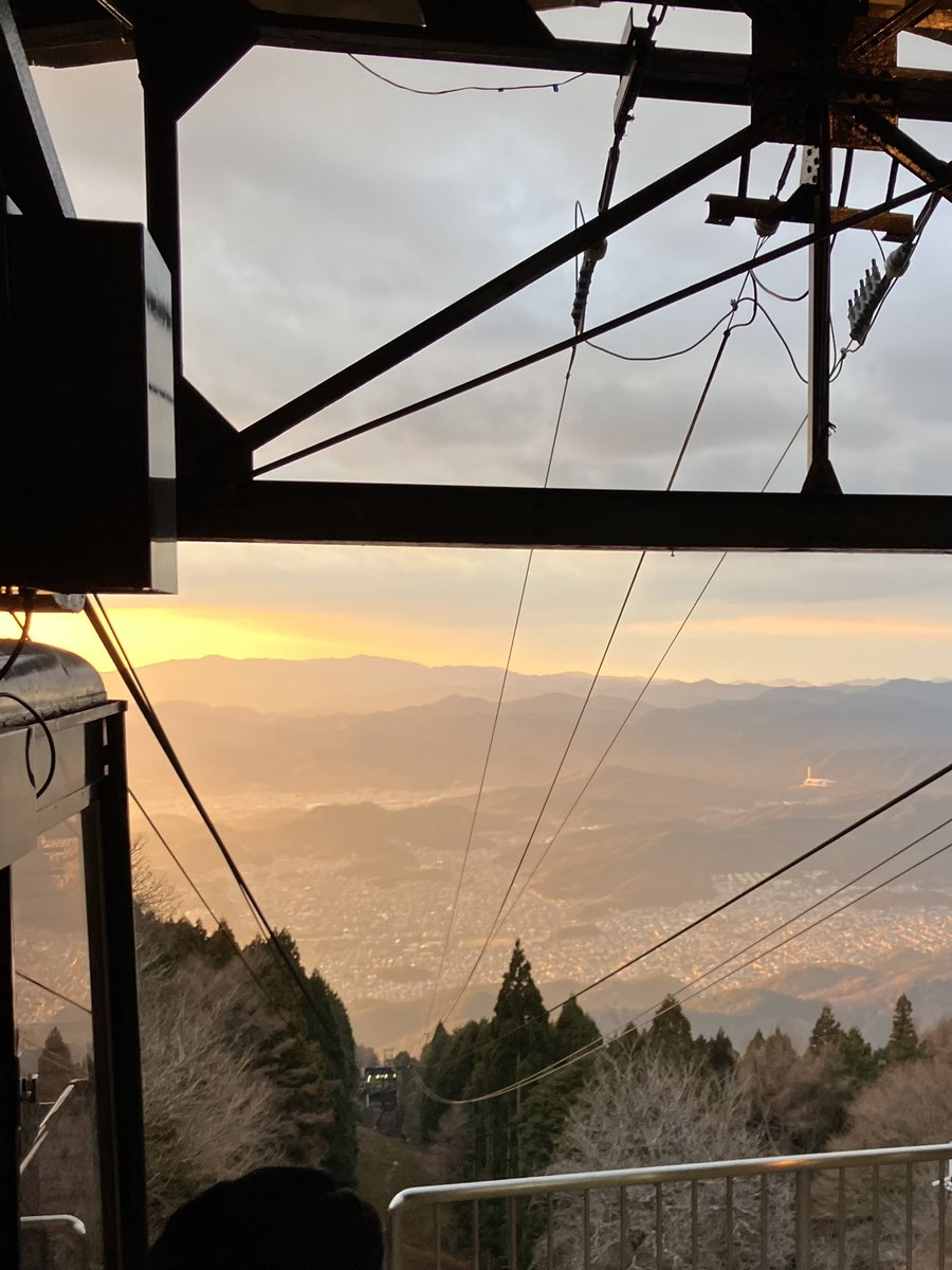dera_ship's tweet photo. ケーブルカーから夕日がみれました🌇
山頂付近は雪が少し残っていたけど
例年より暖かいおかげで楽しかった❄️ https://t.co/RvbppEeU0u
