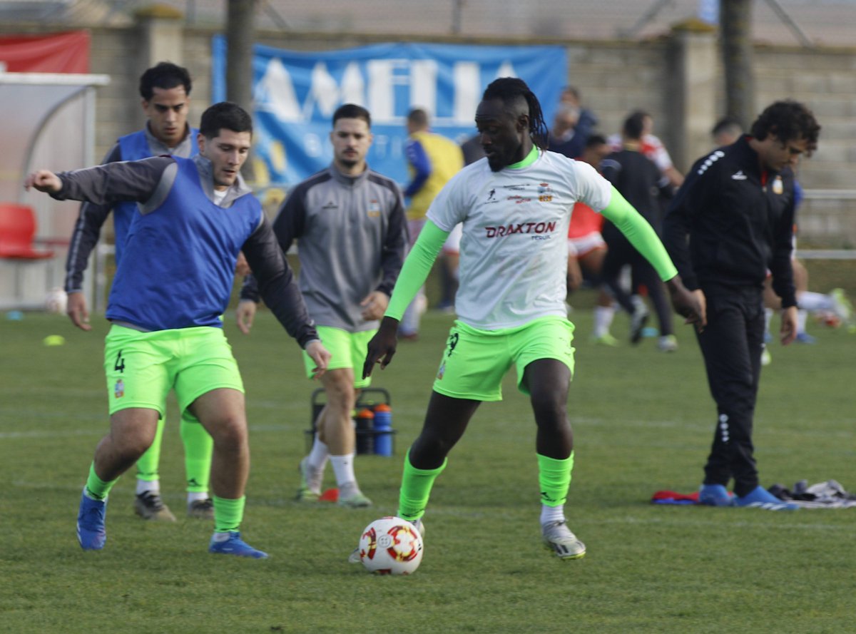 cdutrillas1958's tweet photo. Hoy jueves 2 de enero, el equipo realizará la sesión de entrenamiento en La Vega ⚽️⚽️💪

#VamosUtrillas #TerceraRFEF https://t.co/flWzg51zGP