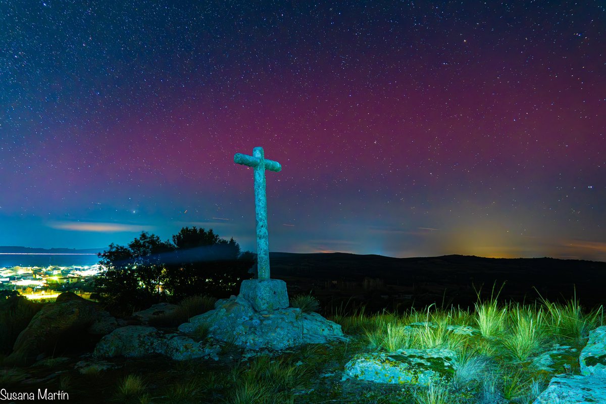 ❤️ El año empieza de la mejor forma posible. Anoche de nuevo se pudieron ver las #AurorasBoreales en la provincia de #Ávila.
📸 Ahí estaba <a href="/VentanasDelCiel/">Las Ventanas del Cielo</a> para fotografiar este evento. ¡Espectacular lo que nos regala la naturaleza!