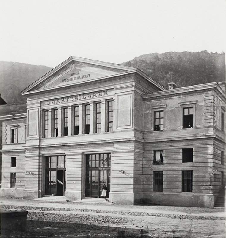 zeitenspruenge's tweet image. Die Weihnachtsfeiertage nutzte ich für die Spurensuche der Drahtseilbahn auf den Leopoldsberg. Überraschenderweise lässt sich der Trassenverlauf noch gut im Gelände erkennen, obwohl die Bahn schon 1875 den Betrieb eingestellt hat (nach 2 Jahren). 
Altes Foto: Wien Museum