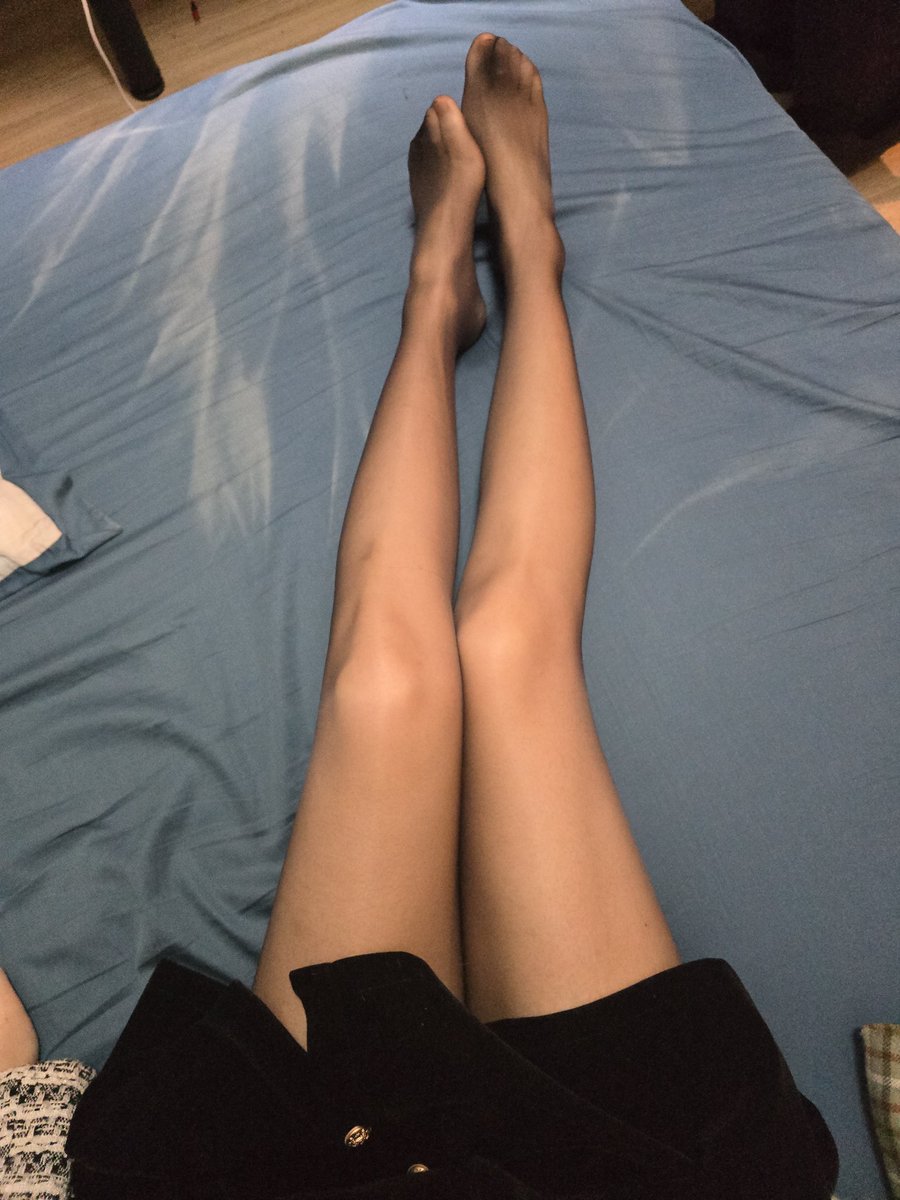 OL_824's tweet photo. #丝袜 #足交 #偷玩 #丝足 #恋丝癖 #肉丝 #黑丝 #偷玩丝 #猥琐哥 #鞋交 #打飞机 #偷撸 #黑丝 #高跟鞋 #footjob 让ex拍拍照📸 骚脚简直太美丽了，这小屁股看着很难不让人心动 https://t.co/xAsfS7Ktld