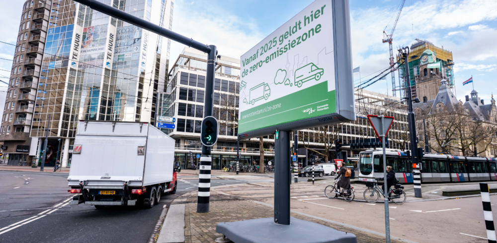 rotterdam's tweet photo. Op 1 januari 2025 is de zero-emissiezone van Rotterdam ingegaan. Deze zone geldt voor bestel- en vrachtauto’s. Dit doet de gemeente om de luchtkwaliteit te verbeteren en de stad beter bereikbaar te houden.
Dit moet je weten over de zero-emissiezone:
🔗: https://t.co/Zym2fhyW9t https://t.co/CkrhUl7hEU
