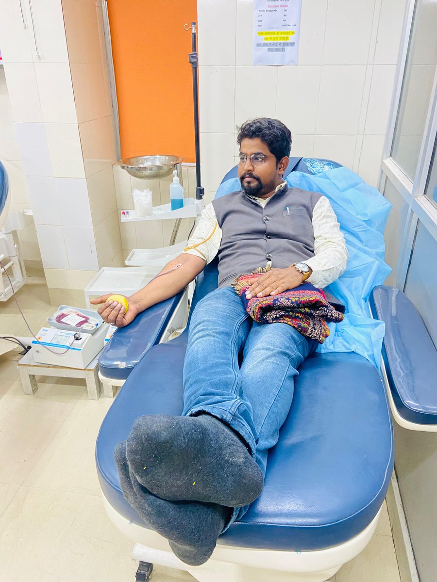 jishanbasantpur's tweet image. #बनारस
30 December रात बीएचयू में माँ और बच्चे की जान बचाने के लिए सिल्वर फ्लाई फाउंडेशन के डायरेक्टर ज़ीशान अहमद और सदस्य अरिफ़ हुसैन ने बलिया से आकर रक्तदान किया।

यह प्रयास प्रेम, भाईचारे और मानवता का प्रतीक है। आप भी रक्तदान करें और जिंदगी बचाएं। 🙏

#blooddonorjishan
#Blood