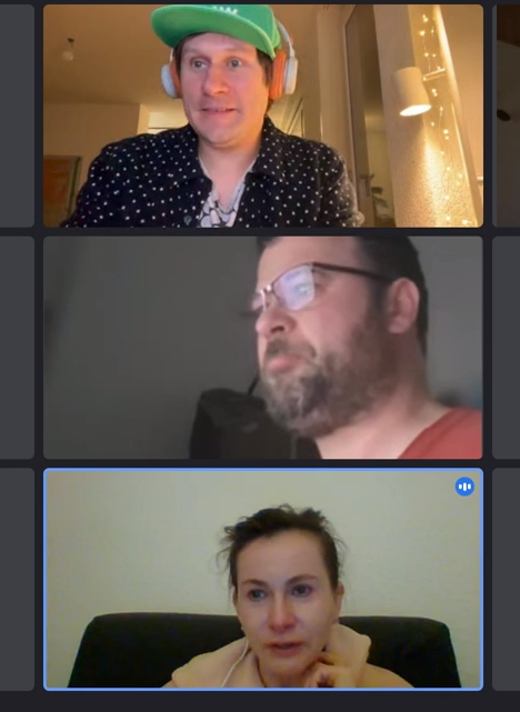 Лайкая все чудесные новогодние луки в твиттере, я сублимирую. 

Потому что сама выглядела примерно вот так: без причёски и макияжа, в мягком розовом худи, после разгребания последствий невероятно обидного форс-мажора и рыдая над первыми увиденными кадрами <a href="/mirnie_ogonki/">Мирные огоньки</a>