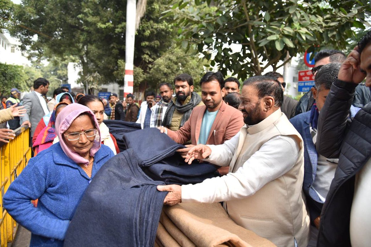 MediaCellAJP's tweet photo. आज राष्ट्रीय अध्यक्ष मा०स्वामी प्रसाद मौर्य जी के जन्मदिन के अवसर पर किंग जार्ज मेडिकल कालेज लखनऊ के गाँधी वार्ड के सामने आयोजित कम्बल वितरण कार्यक्रम में आये हुए मरीजों के तिमारदारो को कम्बल वितरित किए..
#HappyBirthdayBabuji
@SwamiPMaurya
#UttarPradesh #RSSP https://t.co/nQABmROZ7F