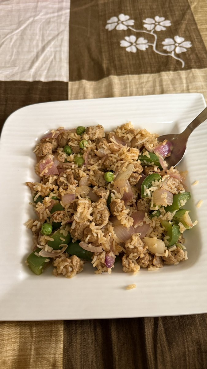 simran__dhingra's tweet photo. @fitwithyash69 Fried rice - soya chunks, greens and rice https://t.co/rMvBTN1kZx