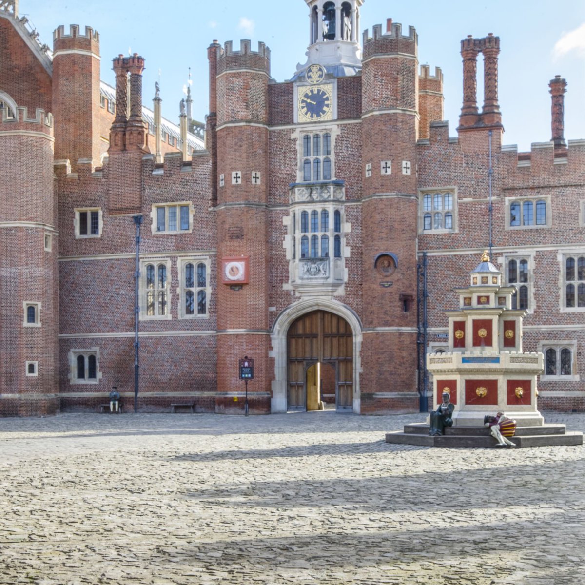 That post Christmas and New Year feeling 😴 How are we all doing this first Thursday of January? 

📍 Base Court, Hampton Court Palace