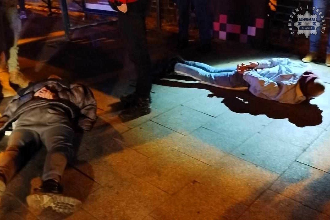 Czekał z dziewczyną na przystanku w Katowicach. Został brutalnie pobity przez dwóch mężczyzn #Katowice infokatowice.pl/2025/01/02/cze…