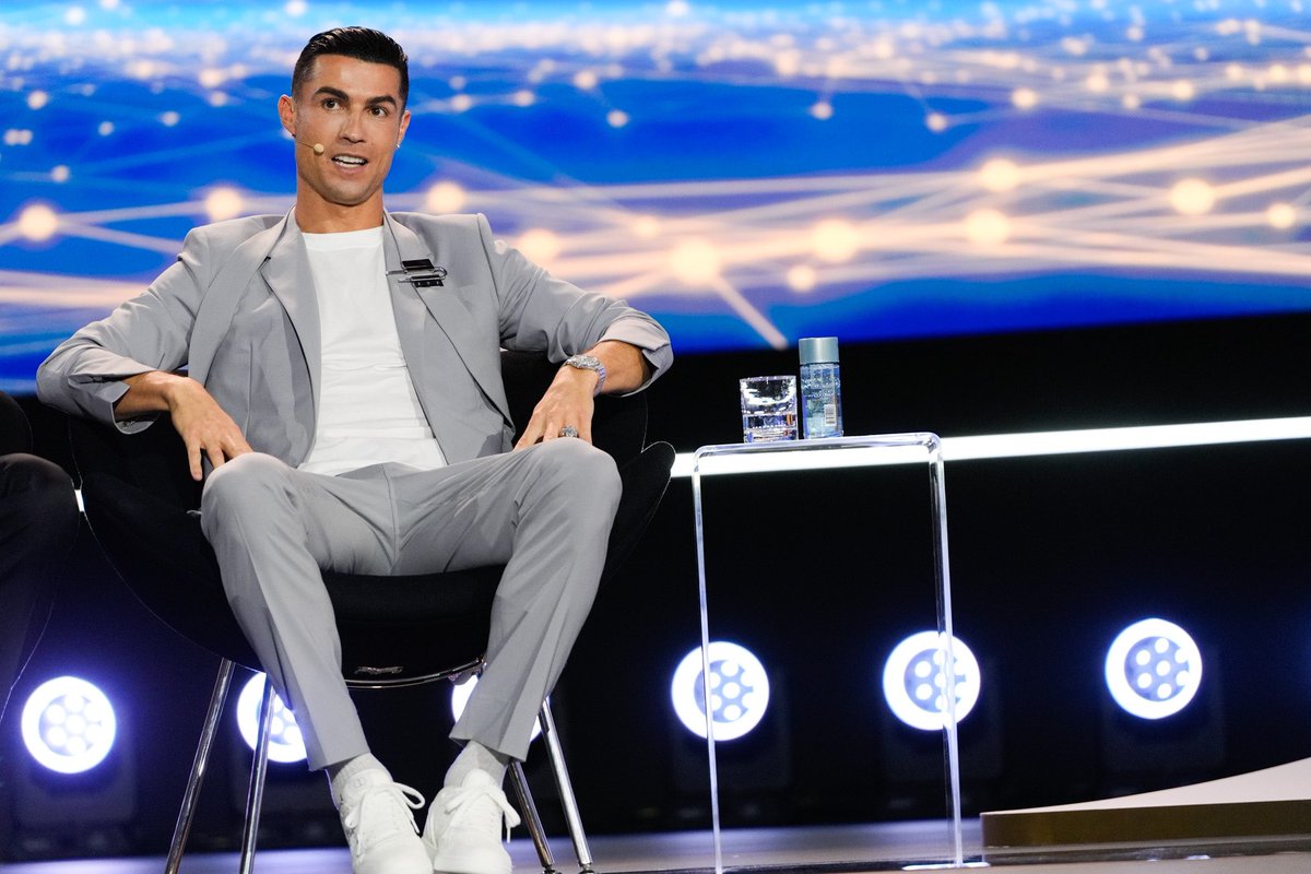 ActuFoot_'s tweet photo. Rodri 🇪🇸 recadre CR7 sur ses propos sur le Ballon d’Or qui devait revenir selon lui à Vinicius Junior :

« 𝗖’𝗲𝘀𝘁 𝘃𝗿𝗮𝗶𝗺𝗲𝗻𝘁 𝘂𝗻𝗲 𝘀𝘂𝗿𝗽𝗿𝗶𝘀𝗲, car il sait mieux que quiconque comment fonctionne ce prix et surtout comment le gagnant est choisi.

𝗖𝗲𝘁𝘁𝗲 𝗮𝗻𝗻𝗲́𝗲, 𝗹𝗲𝘀 𝗷𝗼𝘂𝗿𝗻𝗮𝗹𝗶𝘀𝘁𝗲𝘀 𝗾𝘂𝗶 𝗼𝗻𝘁 𝘃𝗼𝘁𝗲́ 𝗼𝗻𝘁 𝗲𝘀𝘁𝗶𝗺𝗲́ 𝗾𝘂𝗲 𝗷𝗲 𝗱𝗲𝘃𝗮𝗶𝘀 𝗹𝗲 𝗴𝗮𝗴𝗻𝗲𝗿. 

Ce sont probablement ces mêmes journalistes qui, à un moment donné, ont voté pour sa victoire, 𝗲𝘁 𝗷'𝗶𝗺𝗮𝗴𝗶𝗻𝗲 𝗾𝘂'𝗮̀ 𝗰𝗲 𝗺𝗼𝗺𝗲𝗻𝘁-𝗹𝗮̀ 𝗶𝗹 𝗲́𝘁𝗮𝗶𝘁 𝗱'𝗮𝗰𝗰𝗼𝗿𝗱. »

🎙️ @diarioas