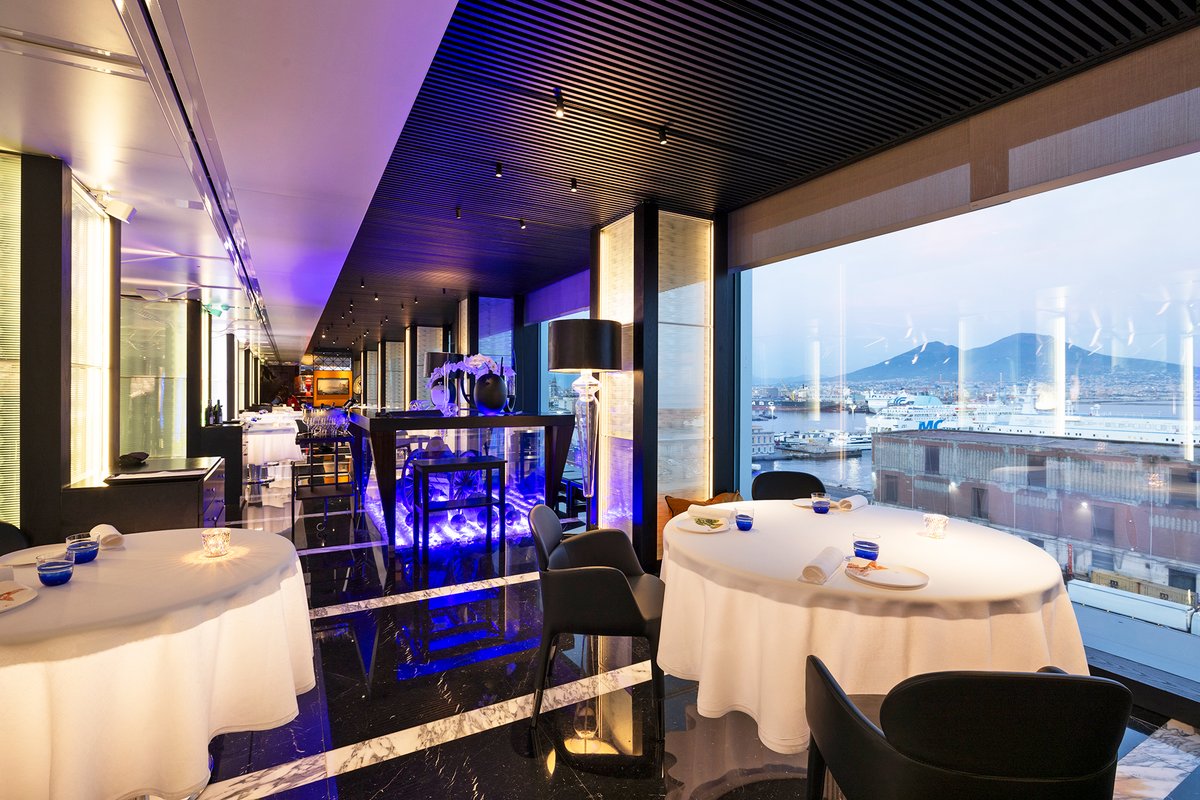 Ubicado en el noveno piso del hotel Romeo, el primer restaurante italiano de Alain Ducasse está decorado con las sillas Ester de <a href="/Pedrali/">Pedrali</a> , diseñadas por Patrick Jouin. proyectocontract.es/espacio-creati…