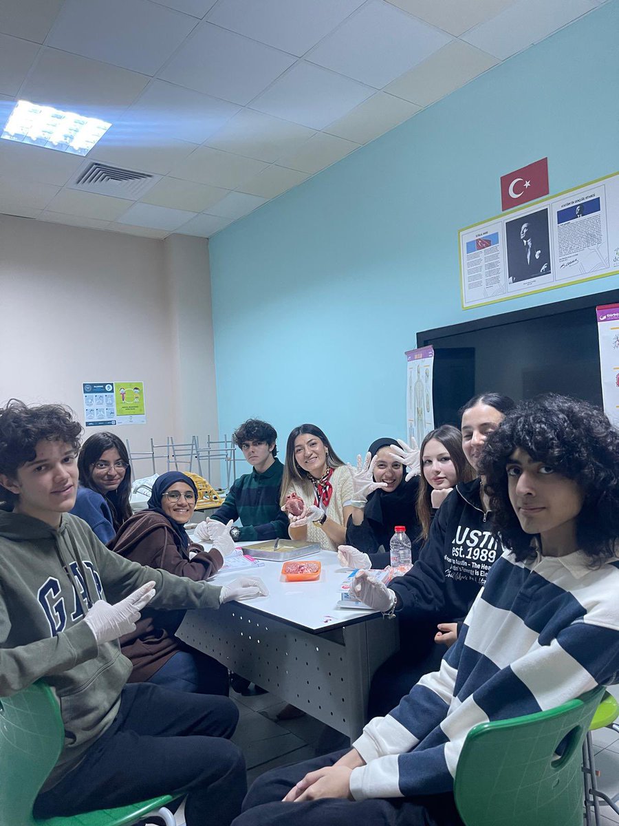 Beykent Doğa Koleji 11/A öğrencilerimiz ile kalp ve beyin diseksiyonu gerçekleştirdik.