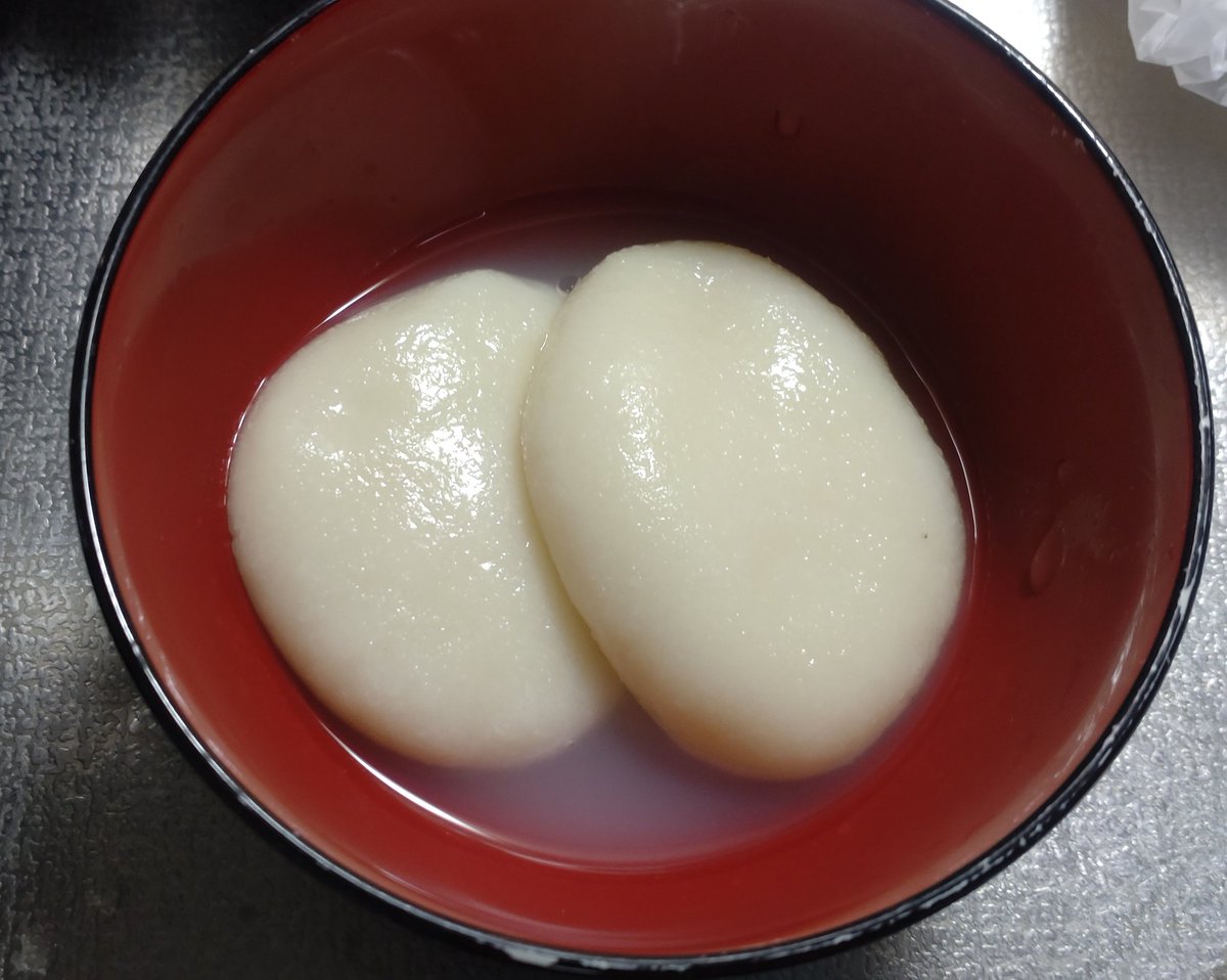 家族に教わったお餅の温め方♪
アイラップと言う電子レンジで使える袋を耐熱皿の上に置いて、中にお餅を2つ入れて、お水を大さじ２入れて、袋の端は折りたたむ程度にてして、600W設定の電子レンジで20秒〜30秒温めて、お餅をひっくり返して再度20秒〜30秒温めたら完成
つきたてみたいに柔らかくなるよ