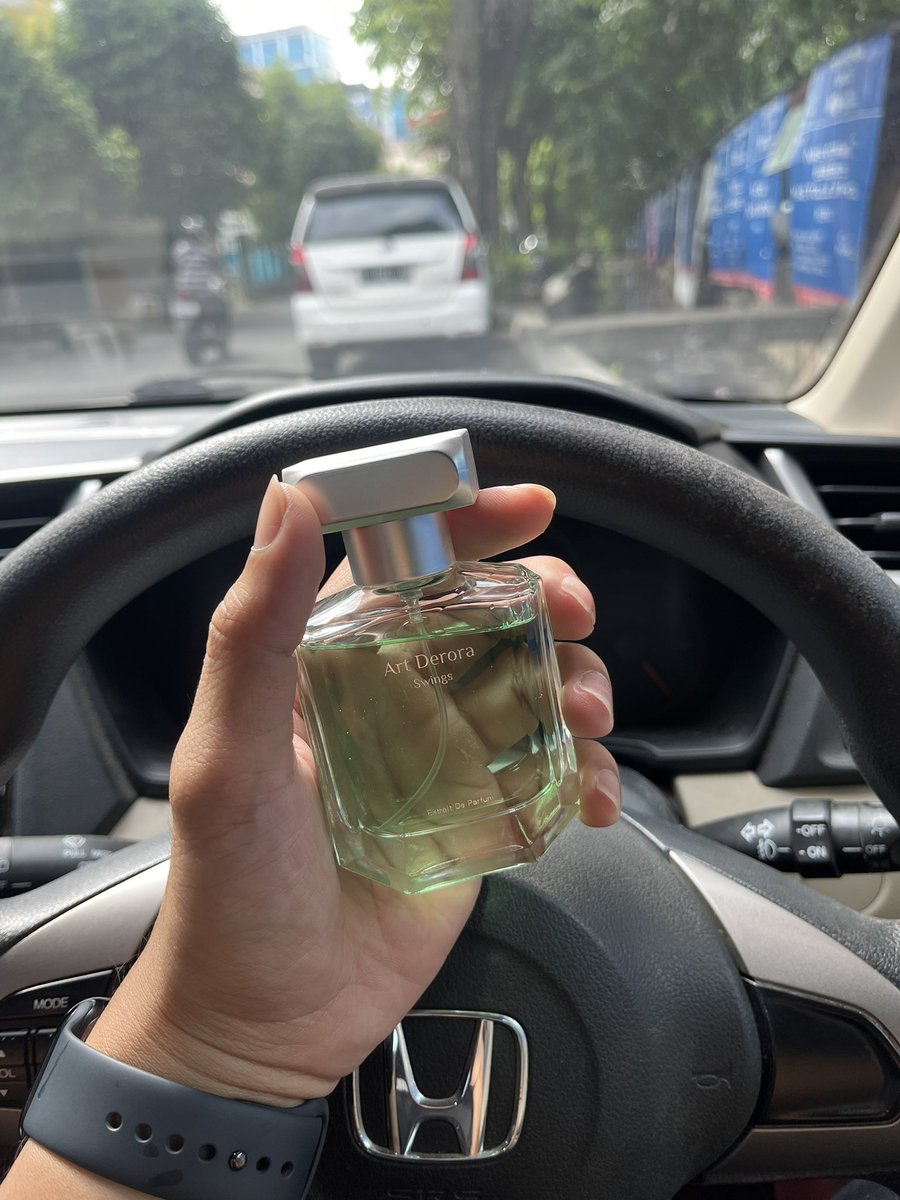 lagi sering pake ini kemana-mana, botolnya juga gampang dibawa-bawa

siapa yg mau ikut jalan hari ini? yuk, udah wangi banget nih,,