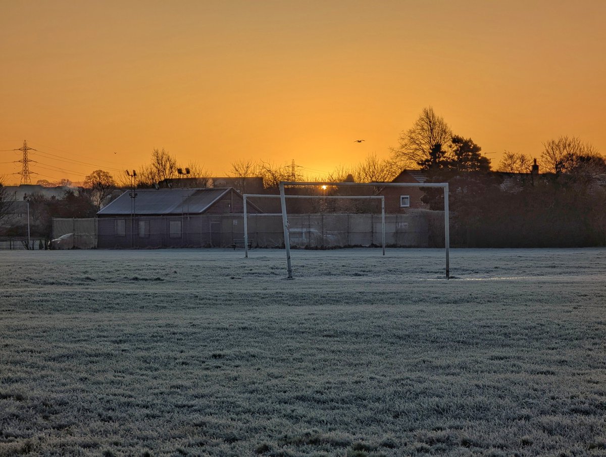 James8209100's tweet photo. Frozen #sunrise over Carlisle. Temp sitting at -4⁰c 🌅🥶 Some ice rinks in the park following the recent rain 🧊 #loveukweather #cumbria #nature #ukcold https://t.co/MU6wbqRsAB