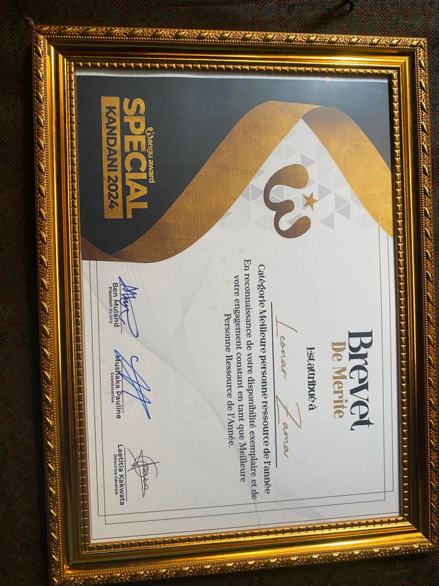 Je suis honoré de partager avec vs une nouvelle qui me remplit de fierté et d’émotion. J’ai eu l’immense privilège de recevoir le prestigieux "Brevet de Mérite - 1st Award" dans la catégorie Meilleure Personne- ressource 
<a href="/leonardzama1/">leonard yav zama</a>
de l'IPDHOR et militant de la <a href="/luchaRDC/">LUCHA 🇨🇩</a>.