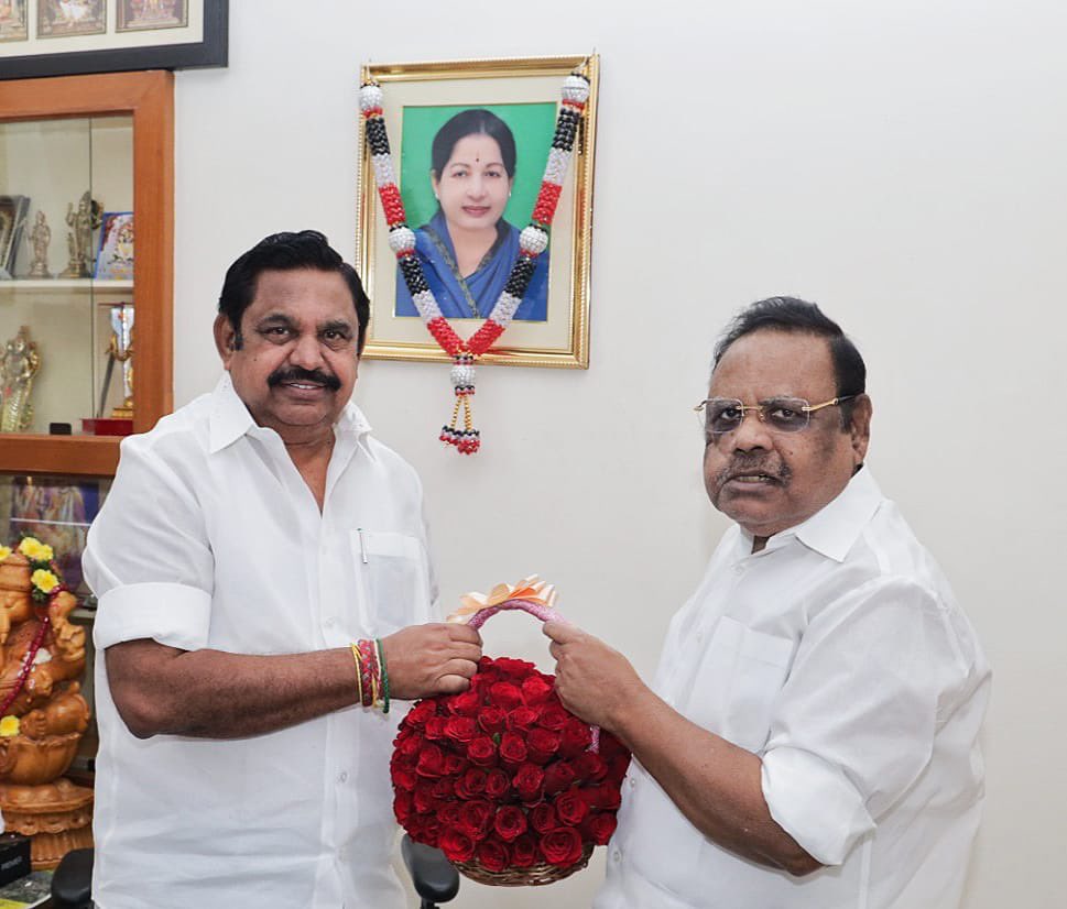 PDhanapaloffcl's tweet image. கழக பொதுச்செயலாளர், தமிழக சட்டமன்ற எதிர்கட்சி தலைவர், தமிழக முன்னாள் முதலைமைச்சர் மாண்புமிகு அண்ணன் திரு.எடப்பாடி.கே.பழனிச்சாமி அவர்களை சந்தித்து புத்தாண்டு வாழ்த்துக்களை தெரிவித்துக்கொண்டேன்.