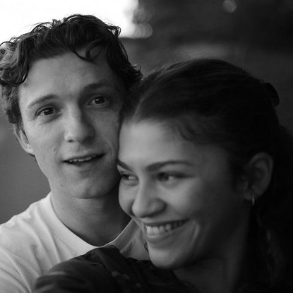 Tom Holland revela o motivo de não aparecer com Zendaya nos red carpets dos filmes em que ela é protagonista:

"Porque não é o meu momento, é o momento dela. Se formos juntos, acaba sendo sobre nós."