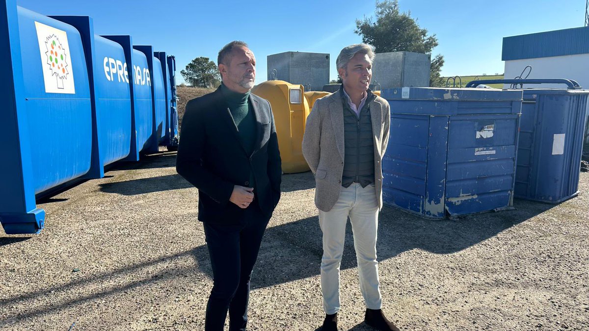 AndresLorite's tweet photo. ♻️ Hoy junto a @mtorfern07 visitamos el centro de transferencia de RSU en Dos Torres, donde tenemos previstas cuantiosas inversiones en 2025 que vendrán a convertir estas instalaciones en referencia de sostenibilidad e innovación. https://t.co/Ee9FSZqXiZ