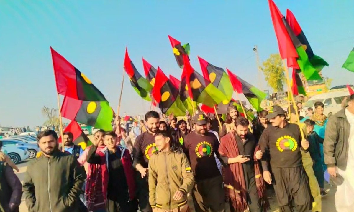 MYousifBrohi's tweet image. پیپلز یوتھ تعلقہ شہدادکوٹ کے کمانڈوز اپنی قائد شھید محترمہ بینظیر بھٹو کو خراجِ تحسین پیش کرنے کے لئے گھڑی خدا بخش میں نعروں کی گونج میں شرکت۔

#SalaamBenazir 
@BBhuttoZardari 
@JavedNLaghari
#SuperPowerYouthPower 
#PYOSindh