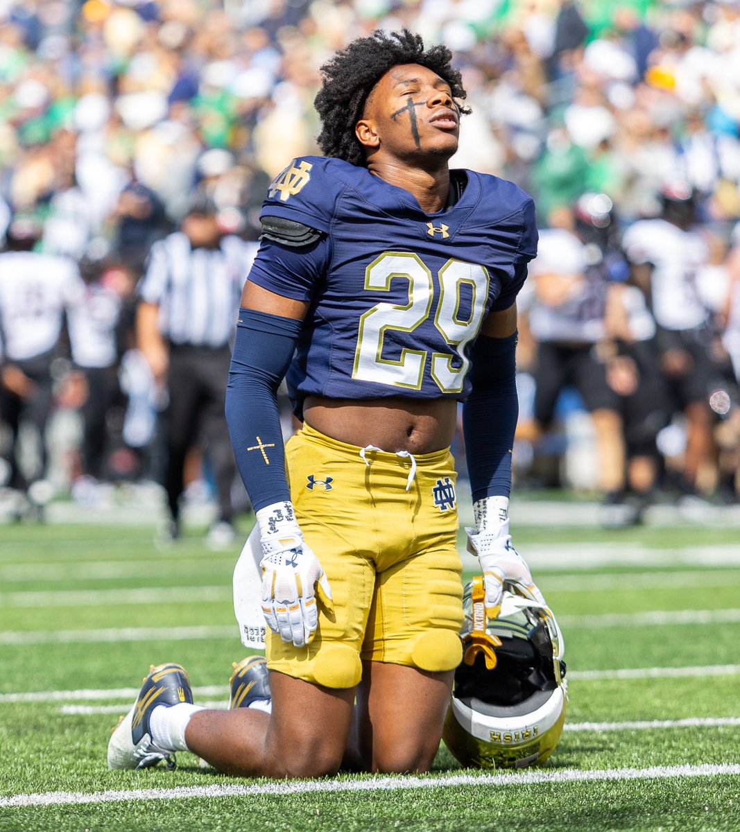 tbhorka's tweet image. Christian Gray lost his dad when he was 4. His grandparents filled the void. He lost both of them before he ever played a down at Notre Dame.
They’re with him in spirit every time he suits up.
“Without them, I’d be in the dirt right now.”
Gray’s story: on3.com/teams/notre-da…