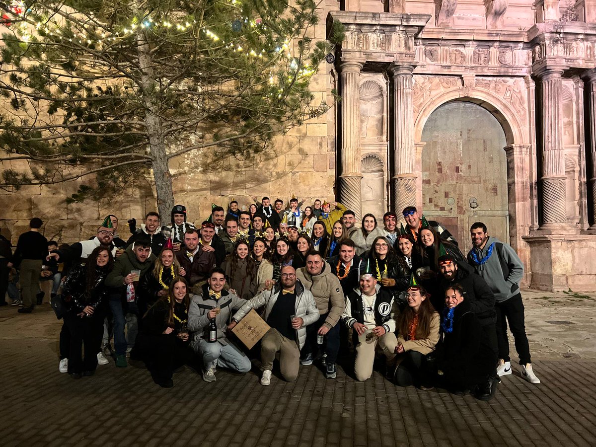 🥳 Una gran festa de Cap d'Any!

🎊🎉 Desenes de veïns i veïnes de Vistabella del Maestrat van acomiadar el 2024 en una nit festiva amb focs artificials

🤩 Una emocionant benvinguda al 2025 des de la Plaça del Dau ❗️
