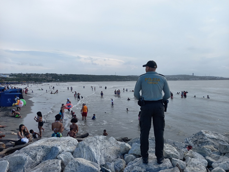 ProteccionPonal's tweet photo. ¡Vacaciones seguras, recuerdos inolvidables!

En #Barranquilla estamos presentes👮‍♀️👮, realizando actividades de prevención, control y vigilancia en sitios de interés turístico🌴🌊.

#TurismoSeguro #FamiliasFelices https://t.co/3glbstRHyX