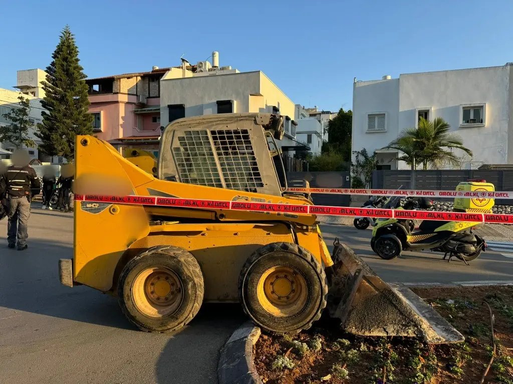 וואלה (@wallanews) on Twitter photo "כולם חשבו שזה מחבל": המשטרה עצרה נהג טרקטור שהיה מעורב בקטטה בתל אביב | <a href="/hodaya_ran/">hodaya ran</a>
news.walla.co.il/item/3716443 "כולם חשבו שזה מחבל": המשטרה עצרה נהג טרקטור שהיה מעורב בקטטה בתל אביב | <a href="/hodaya_ran/">hodaya ran</a>
news.walla.co.il/item/3716443