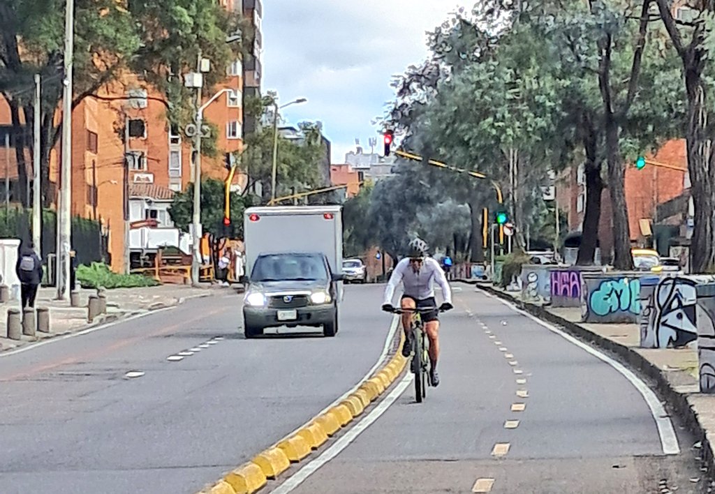 dhidalgo65's tweet photo. Un deseo para 2025+
Que el rediseño @idubogota de la Carrera Séptima en Chapinero no resulte en la eliminación de la ciclorruta para dar continuidad al tráfico mixto norte-sur https://t.co/Cv5wcuIj67