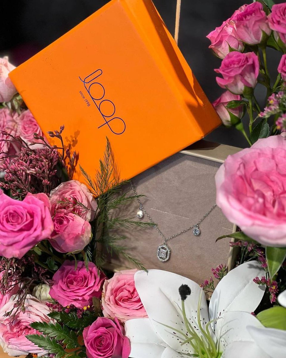 aoop_sa's tweet image. #Aoop 

حتى القصائد في حسنك أحتارت لا شعر ولا غزل يرضي جمالها 🩷..