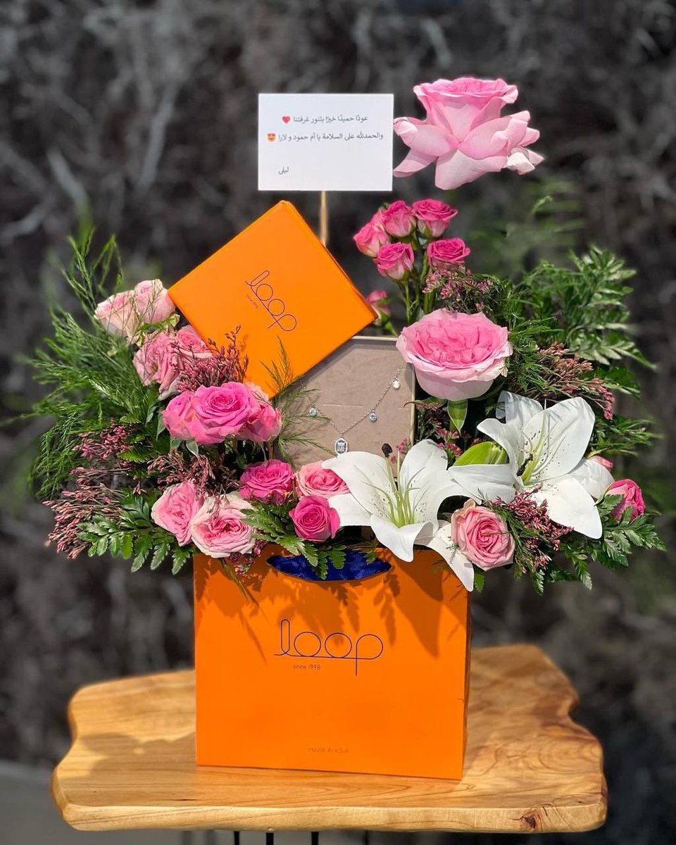 aoop_sa's tweet image. #Aoop 

حتى القصائد في حسنك أحتارت لا شعر ولا غزل يرضي جمالها 🩷..