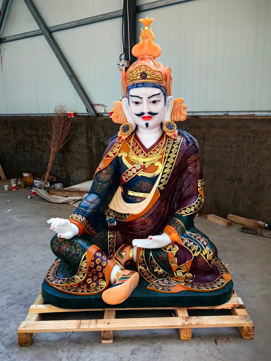 Exquisite stone carvings made of various stones