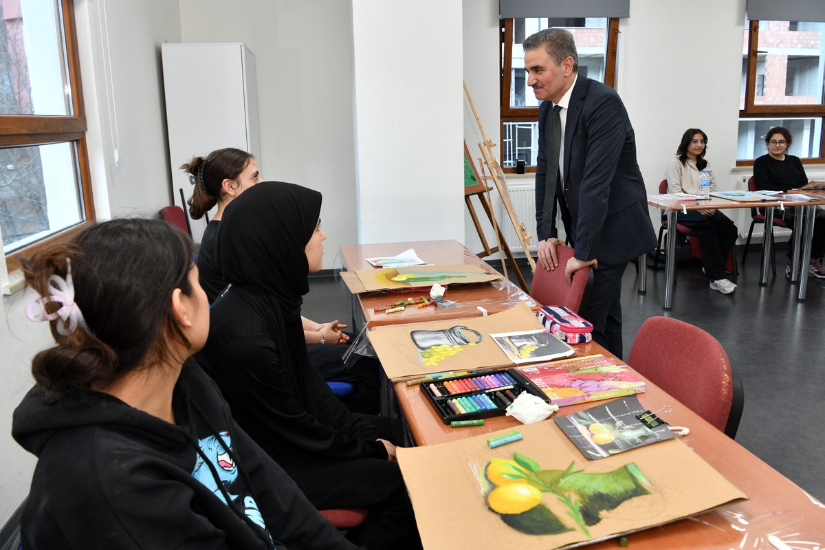 Ghanevalilik's tweet photo. 🇹🇷 Valimiz Aydın Baruş, Mustafa Canlı Bilim Sanat Merkezi ve Güzel Sanatlar Lisesini ziyaret etti.

📍 Aynı binada faaliyet gösteren her iki eğitim kurumunun dersliklerini gezen, salonlarında incelemelerde bulunan Valimiz, sınıf ziyaretleri de gerçekleştirerek öğrencilerle sohbet etti.

👩‍🎓👨‍🎓Öğrencilere geleceklerini inşa etmek için çok çalışmaları gerektiğini hatırlatan Valimiz, “Kendinize hedef belirleyip o doğrultuda çok çalışmanız gerekiyor. Zamanınızı çok iyi değerlendirin. Hayat sorumluluk üzerine kurulu bunu yerine getirmek için de çok çalışmalıyız” dedi.