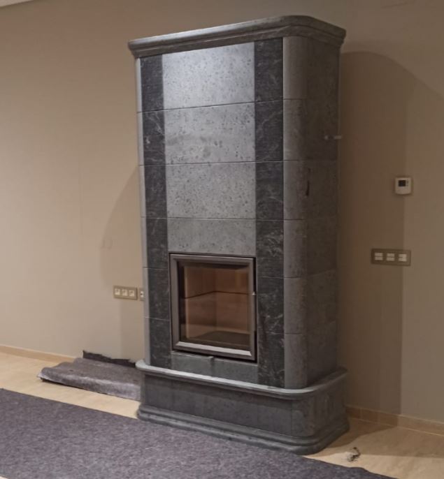 DPMcomercial's tweet photo. Hoy os traemos la imagen de una #tulikivi #akko21 de 2320 kg de peso montada perfectamente por #EstufasecológicasLlamaviva. La inercia térmica de estas #Estufas es brutal... 24 horas!! No gasta prácticamente #leña. #tulikivispain https://t.co/ZMova9aUdV