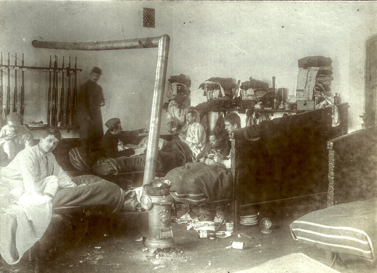 "Lendemain de réveillon..."
Une seule chose à ajouter à la légende de cette photo d'une chambrée du 74e prise en 1911 : mes meilleurs voeux à chacune et chacun d'entre vous pour cette nouvelle année ! 🍾🍾🍾