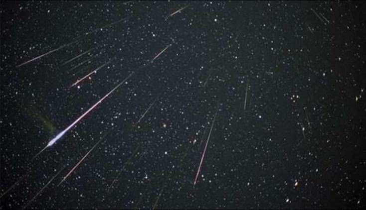 زخات #شهب الرباعيات: 

مع بداية #العام_الميلادي_الجديد وبداية #إجازة منتصف #الفصل_الدراسي الثاني، تصل زخات شهب الرباعيات إلى ذروتها #فجر السبت القادم. تتميز هذه الشهب بكُراتها النارية المتألقة، وقد يحالف الحظ الراصد ويشاهد أكثر من 80 شهابًا في الساعة، إذا توافرت الظروف المثالية