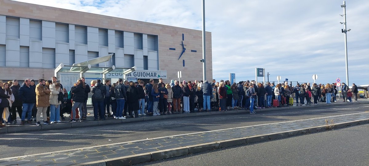 Hola <a href="/TurismoSegovia/">TurismodeSegovia</a> no puede ser que haya 200 personas esperando a un autobús en la estación de renfe ave.
La peor imagen para el turismo.
<a href="/segovia_es/">Ayuntamiento de Segovia</a> 
Días de alta concentración turística hay que aumentar el servicio.