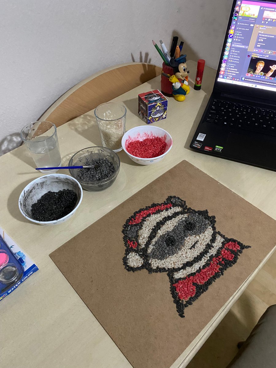 The art I made by painting brass. It was very difficult to arrange all the rice in this way. 
I would have liked to make a video, but unfortunately I forgot.
Let's Raccoonish🦝

Do you like this one <a href="/RcoonsNFT/">Raccoons</a> ?
