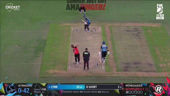 Under some pressure, Chris Lynn has provided the Strikers his 32nd BBL half-century! 👏 📹 Credits: Twitter/BBL