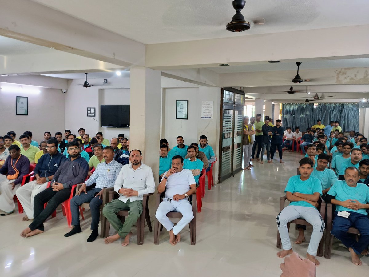 દાહોદમાં નવા વર્ષના શુભારંભ નિમિત્તે તાલુકા આરોગ્ય કચેરી, દાહોદ અને વ્યસન મુક્તિ કેન્દ્ર, દાહોદ દ્વારા આયોજિત નશા વિરુદ્ધ જાગૃતતા અભિયાન તારીખ ૧ જાન્યુઆરી ૨૦૨૫ ના રોજ નવનિર્માણ વ્યસન મુક્તિ કેન્દ્ર, દાહોદ ખાતે યોજવામાં આવ્યો હતો. <a href="/CMOGuj/">CMO Gujarat</a>