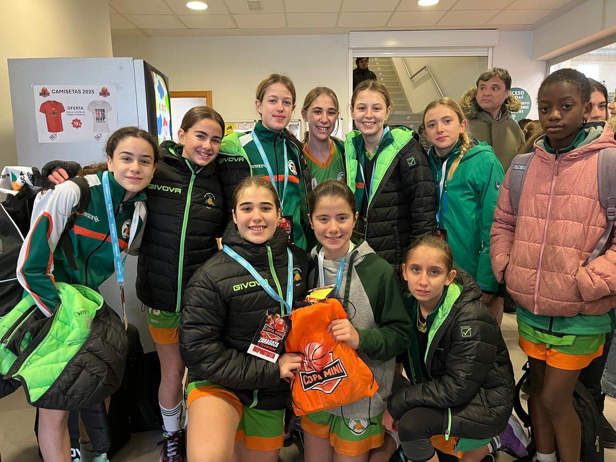 Siguen llegando equipos a nuestra Copa Mini de Zaragoza y recogen su pack de bienvenida y sus acreditaciones del Torneo...  ¡¡Ahora a disfrutar!!