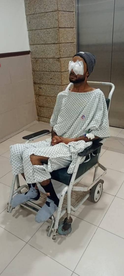 SyedKamran_'s tweet photo. وڈیروں نے ایک نوجوان کو کی آنکھیں اور زبان کاٹ دی۔۔!!!

ميرپور ماتھيلو ضلع گھوٹکی کا ایک غریب مگر پڑھا لکھا نوجوان گاوں کے وڈیروں کی بھینٹ چڑھ گیا۔ وڈیروں کی ایک لڑکی مرتضی کھوسو سے شادی کرنا چاہتی تھی جس کی وجہ سے آفتاب نائچ وڈیرے نے اپنے غنڈوں کی مدد سے مرتضی کھوسو کی دونوں آنکھیں نکال کر اور زبان کاٹ دی۔

یہ مسکین نوجوان مرتضیٰ کھوسو جسے اس کی بیوہ ماں نے محنت مزدوری کرکے بڑی مشکل سے پڑھایا۔ نوجوان غربت کی مشکلات برداشت کرتے ہوئے کراچی کی پرائیویٹ بینک میں ملازم ہو گیا اور 18 دسمبر کو جب گاوں وپس آیا تو نائچ وڈیروں کو یہ بات پسند نہیں آئی اور انہوں نے اس کو اغوا کرکے اسے غیر انسانی تشدد کا نشانہ بنایا جس میں نوجوان کی دونوں آنکھیں ضائع کردی گئیں اور اس کی زبان بھی کاٹ دی گئی۔

نوجوان کی بیوہ ماں اور اس کا بھائی ایس ایس پی گھوٹکی ڈاکٹر سميع الله سومرو کے پاس چکر لگا کر تھک گئے ہیں مگر 20 دن گزرنے کے بعد بھی ملزمان کے خلاف نہ ایف آئی آر درج ہوئی ہے اور نہ کوئی پیش رفت۔ 

اس ملک میں اب تعلیم حاصل کرنا بھی جرم بن گیا ہے کہ جو چاہے کسی پڑھے لکھے نوجوان کو اٹھائے اور اس کی زندگی تباہ کرکے رکھ دے۔ اگر کسی کی بیٹی بہن کسی سے شادی کرنا چاہتی ہے تو اپنی عورتوں کی تربیت کریں نہ کہ لوگوں پکڑ کر ان کی زبان اور آنکھیں نکال دیں۔ ان ظالم وڈیروں کے خلاف نہ قانون حرکت میں آرہا ہے اور نہ انکے خلاف کوئی آواز بلند کر رہا ہے جنہوں نے ریاست کے اندر اپنی ریاست قائم کی ہوئی ہے۔ 

سید کامران نقوی 

#JusticeforMurtazaKhoso