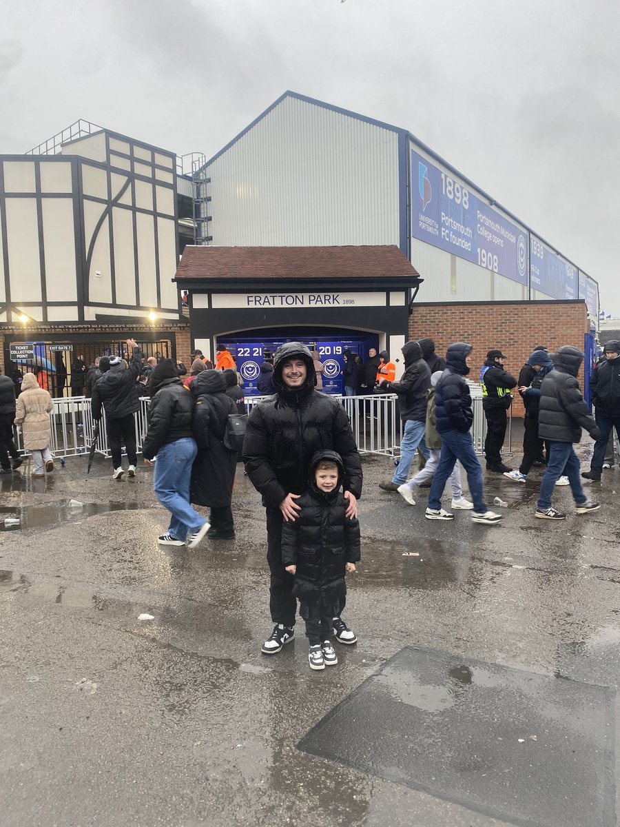 danlock123's tweet image. My boys first away day yesterday. 7 hour round trip, soaking wet, 4-0 defeat, but hearing him singing Swansea till I die at the end of the game made it all worth it. Uppa Swans @SwansOfficial 🦢⚽️ #SwanseaCity #Swans