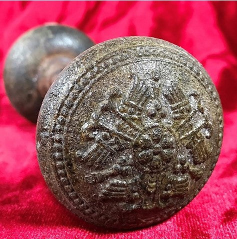 Seguro que no sabías que muchos productos que hoy se fabrican con plástico, hace no mucho tiempo se hacían con sangre. Era un material conocido como Hemacite que nació porque los mataderos no sabían qué hacer con la sangre de los animales que sacrificaban. Tira del hilo 🧵👇🏽👇🏽👇🏽