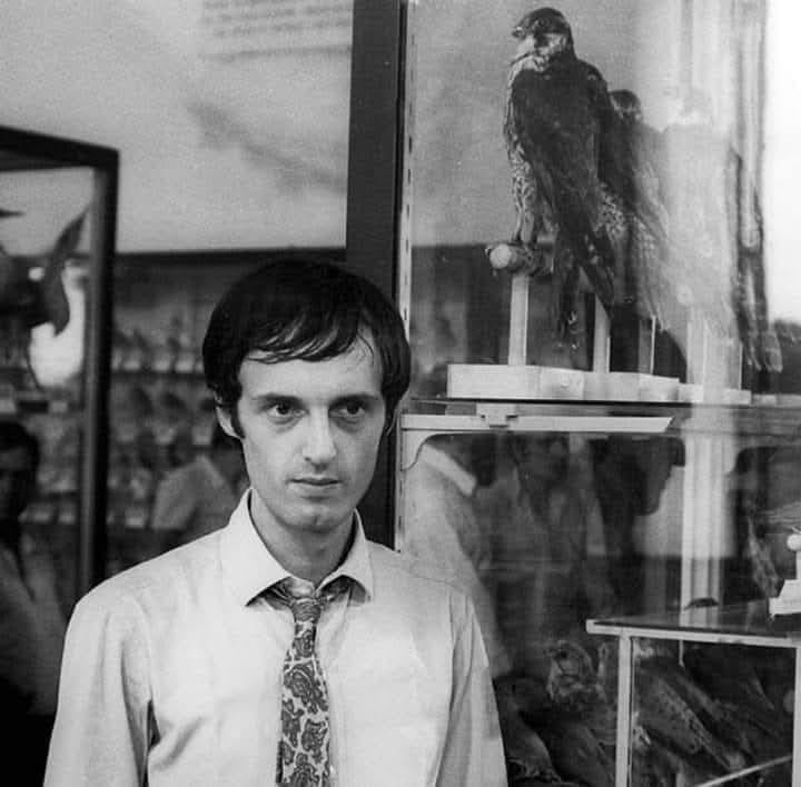 Une photo que je ne connaissais pas (je pense qu'elle est vraie) d'un tout jeune Dario Argento en cravate/cheveux courts, entouré d'oiseaux naturalisés, sur le tournage de "L'Ucello dalle piume di cristallo".