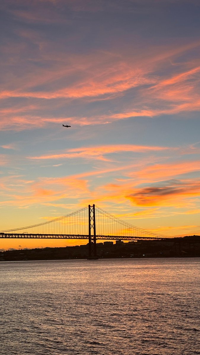 On ne pouvait pas commencer notre premier #Jeudiphoto de 2025 sans la photo d'un coucher de soleil @jeudiphoto @TurismodeLisboa <a href="/visitportugal/">Visit Portugal</a> <a href="/TimeOutLisboa/">Time Out Lisboa</a>