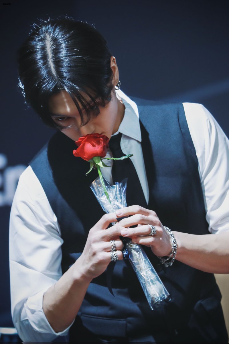taku99s's tweet photo. 241228

정우영 개 섹시함..🌹🖤

#에이티즈 #우영 #ateez #wooyoung  @ATEEZofficial https://t.co/icO5SWhfFj