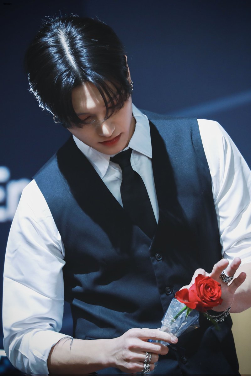 taku99s's tweet photo. 241228

정우영 개 섹시함..🌹🖤

#에이티즈 #우영 #ateez #wooyoung  @ATEEZofficial https://t.co/icO5SWhfFj