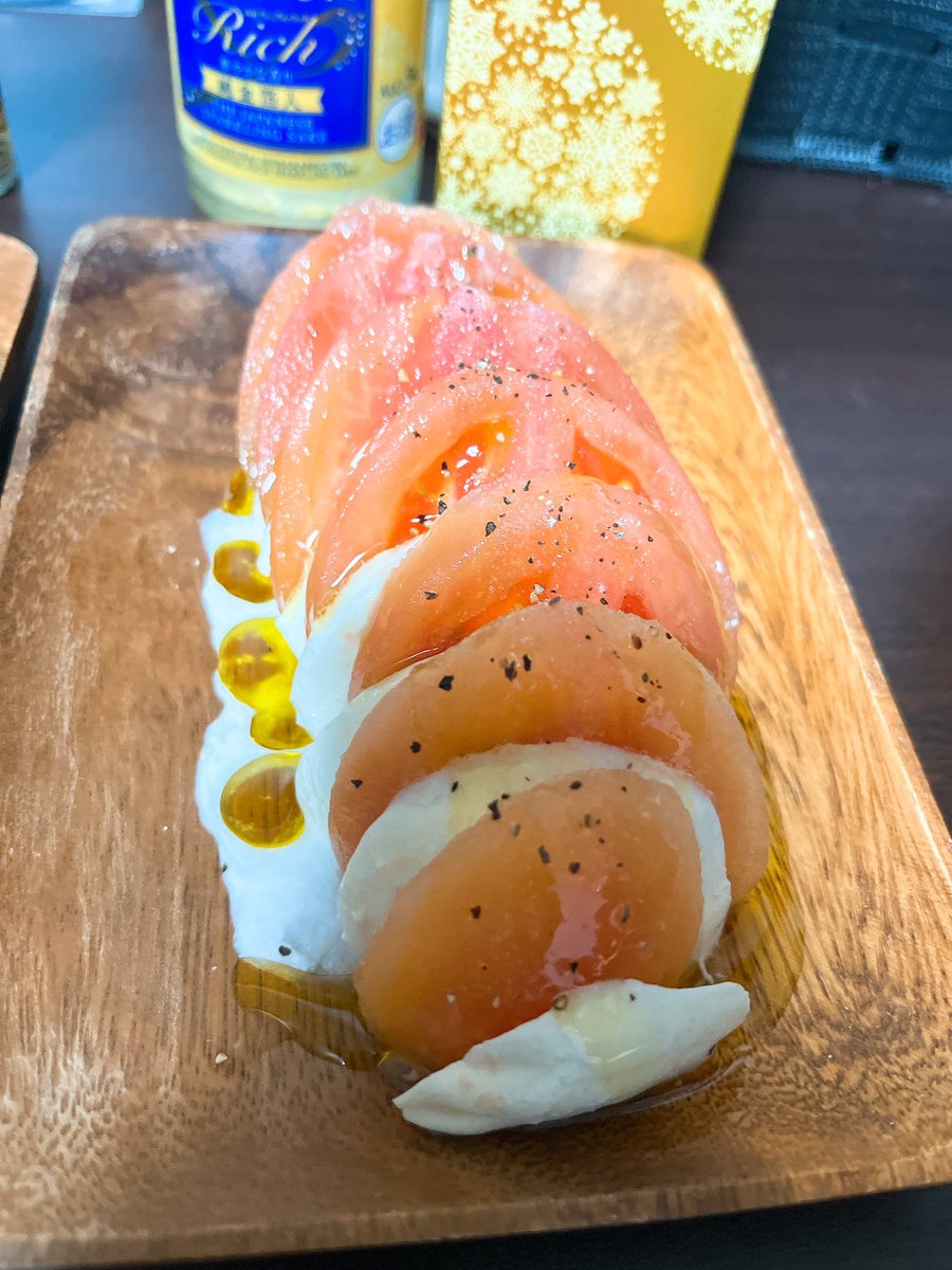 m1m5m1m6m2m6's tweet photo. 仕事終わったら彼氏さんがご飯作ってくれてた！
今回の彼氏飯は無水カレーとカプレーゼとマンナンレバー✨
無水カレーは鶏肉ほろほろでめっちゃ美味しかった！カプレーゼはバジルがちょっと苦手やから抜いてたw
マンナンレバーは安定のお酒のお供🍶
大満足やったー♪明日も仕事頑張る！ https://t.co/m5M7POp1Zn