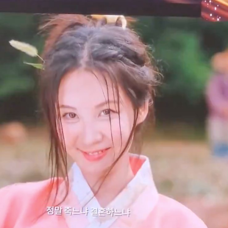 seohyuncentric's tweet photo. cutie cutie her eyes are the sparkliest even in low quality https://t.co/fJvNZo2sv8